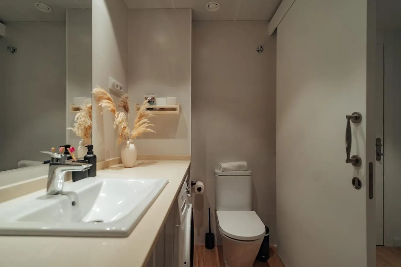 Casa Carlit - 1 Bedroom Apartment Near Plaza Tetuan برشلونة 0*,  إسبانيا