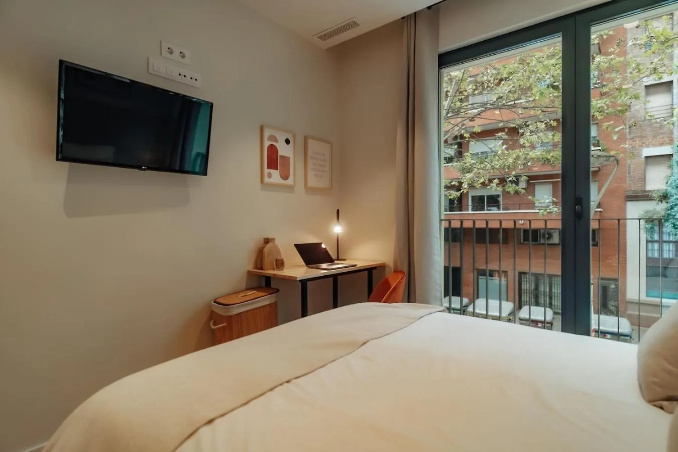 Casa Carlit - 1 Bedroom Apartment Near Plaza Tetuan Barcelona 0*,  Spain